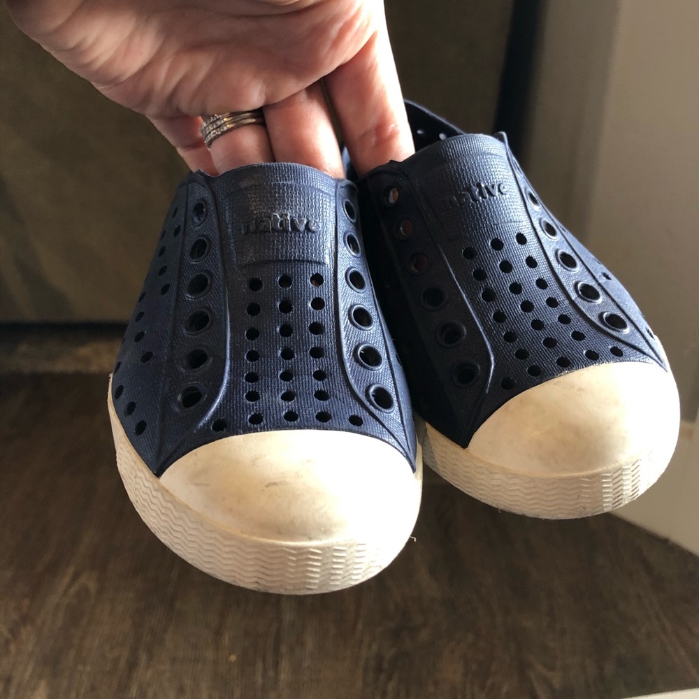 Native size 5 shoes in Navy
